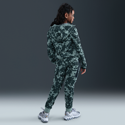 Běžecké flísové kalhoty Nike Tech s maskáčovým vzorem pro větší děti (chlapce)