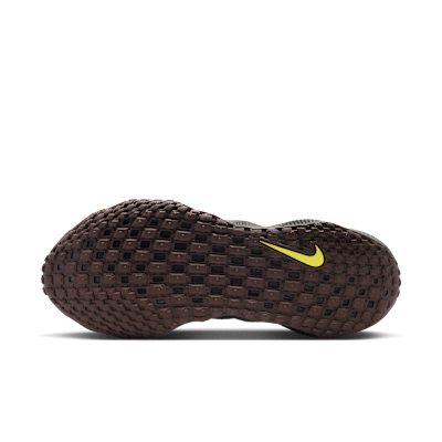 ナイキ エイバ ローバー シューズ リフレクティブ（再帰反射）デザインのアクセント付き