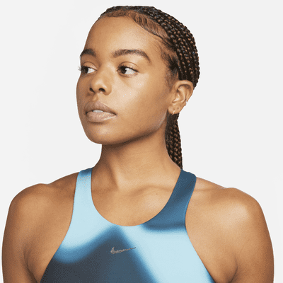 Bra deportivo de media sujeción con teñido degradado y forro ligero para mujer Nike Yoga Swoosh