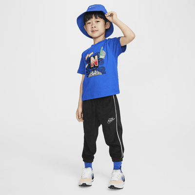 Playera con gráfico infantil Nike Step Up Your Game