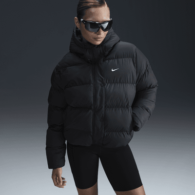 Chamarra con gorro Therma-FIT holgada para mujer Nike Sportswear Metro Puffer