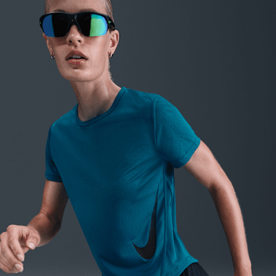 Playera de correr de manga corta Dri-FIT para mujer Nike Tempo Swoosh Run