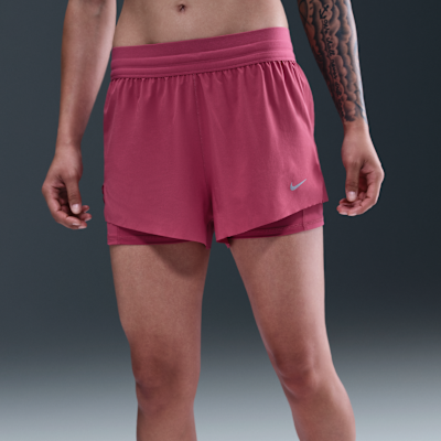 กางเกงวิ่งขาสั้นเอวปานกลางแบบ 2-in-1 ผู้หญิง Nike Swift