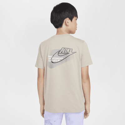 Nike Sportswear Standard Issue Grafikli Genç Çocuk (Erkek) Tişörtü