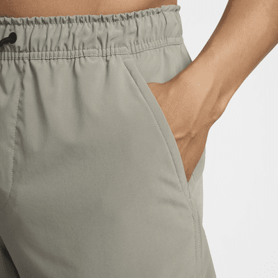 Shorts versátiles Dri-FIT de 18 cm sin forro para hombre Nike Unlimited Swoosh