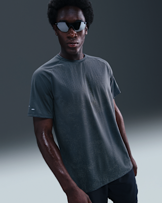 Мужские шорты Nike Stride Dri-FIT ADV Short-Sleeve Top with Reflective Accents для бега