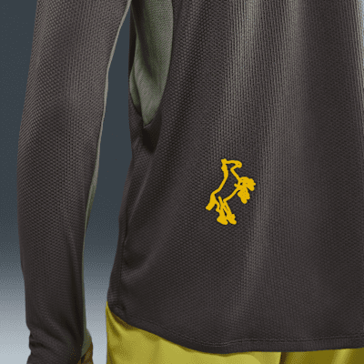 Playera de correr Dri-FIT UV con gorro para hombre Nike