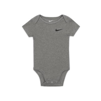 Paquete de tres bodys para bebé (0-9 meses) Nike Mini Me. Nike.com