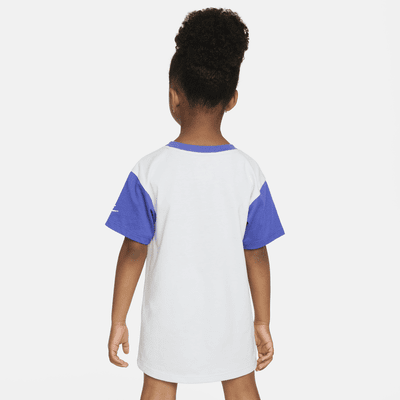 Vestido tipo playera con gráfico infantil Nike