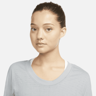 nike therma running top