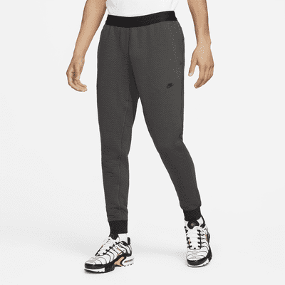 Nike Sportswear Therma-FIT ADV Tech Pack Men's Engineered Trousers. Nike HR