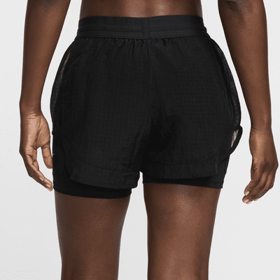 Nike Running Division Dri-FIT 2-i-1 løpeshorts med mellomhøyt liv til dame (8 cm)