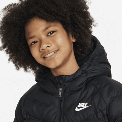 Nike Sportswear jakke med hette og syntetisk fyll til store barn