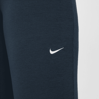 Leggings acampanados de tela de minicanalé ajustados para mujer Nike Sportswear Chill Knit