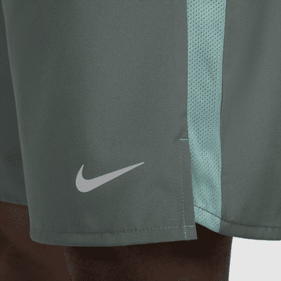 Nike Challenger vielseitige Dri-FIT Herrenshorts ohne Futter (ca. 23 cm)