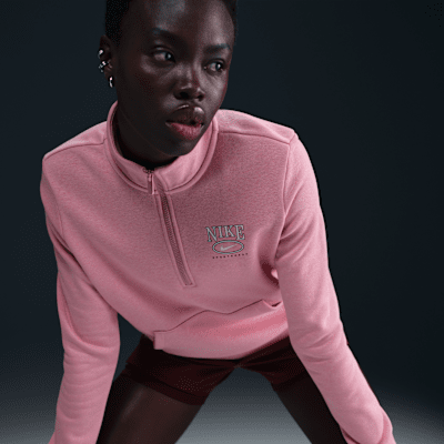 Playera de cuello alto con gráfico y medio cierre para mujer Nike Sportswear Club Fleece