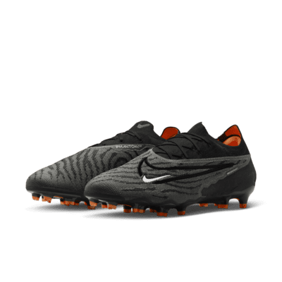 Tacos de fútbol de corte low para terreno firme Nike Phantom GX Elite