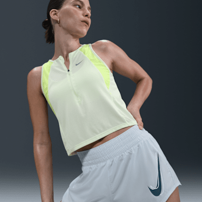 Shorts de correr Dri-FIT de tiro medio con forro de ropa interior para mujer Nike One