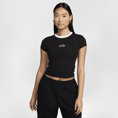 เสื้อยืดผู้หญิงเอวลอยทรงเข้ารูป Nike Sportswear Chill Knit