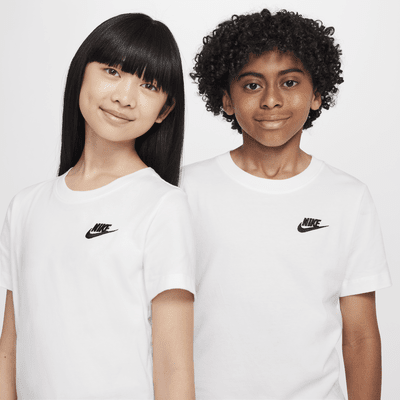 Playera para niños talla grande Nike Sportswear