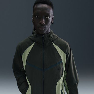 Giacca Windrunner ampia in tessuto Dri-FIT a blocchi di colore Nike Tech – Uomo