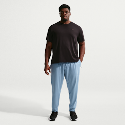 Joggers de alto rendimiento Dri-FIT con protección contra los rayos UV para hombre Nike Primary NanoKnit