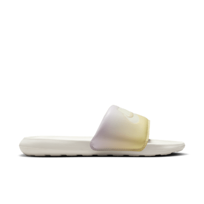 Ciabatta con stampa Nike Victori One – Donna