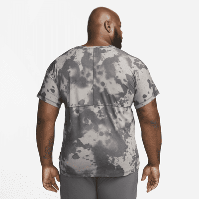 Playera de yoga estampada de manga corta para hombre Nike Dri-FIT