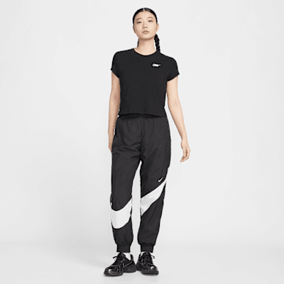Nike Sportswear Club Women's Short-Sleeve Cropped Graphic T-Shirt