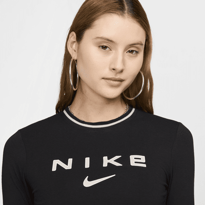 เสื้อยืดเอวลอยแขนยาวทรงเข้ารูปผู้หญิงมีกราฟิก Nike Sportswear Chill Knit