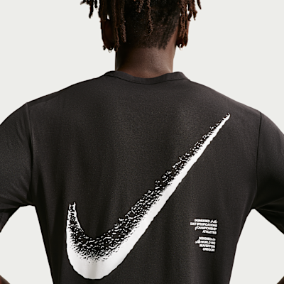 Nike Hyverse Dri-FIT UV Erkek Antrenman Tişörtü görsel 2