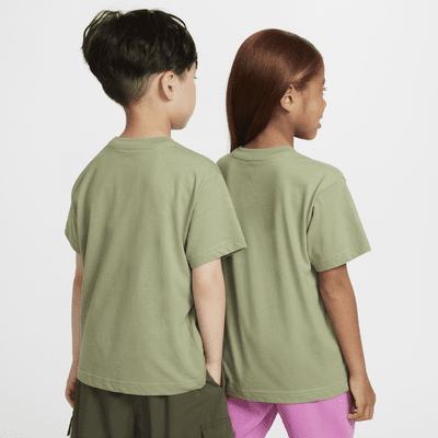 Playera con gráfico para niños talla pequeña Nike Step Up Your Game