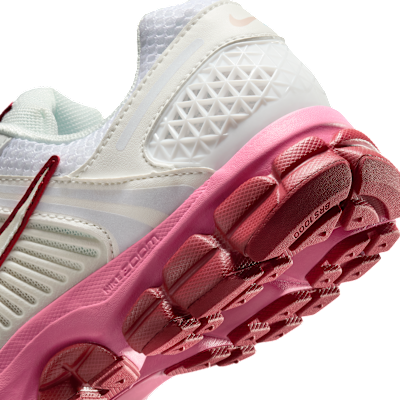 รองเท้าผู้หญิง Nike Zoom Vomero 5 พร้อมส่วนเน้นสะท้อนแสง