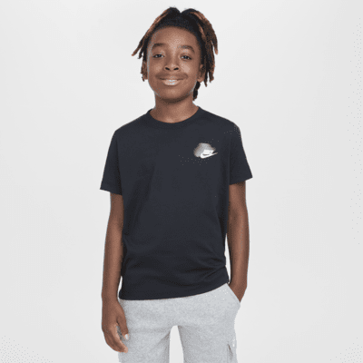 T-Shirt με σχέδιο Nike Sportswear Standard Issue για μεγάλα αγόρια