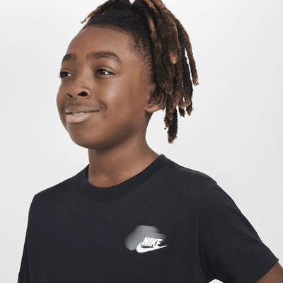 T-Shirt με σχέδιο Nike Sportswear Standard Issue για μεγάλα αγόρια