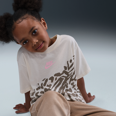 Playera de corte cuadrado para niños talla pequeña Nike Wild Warmth