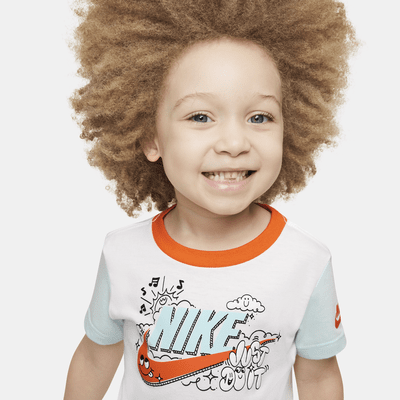 Conjunto de playera y shorts infantil Nike Sportswear Create Your Own Adventure