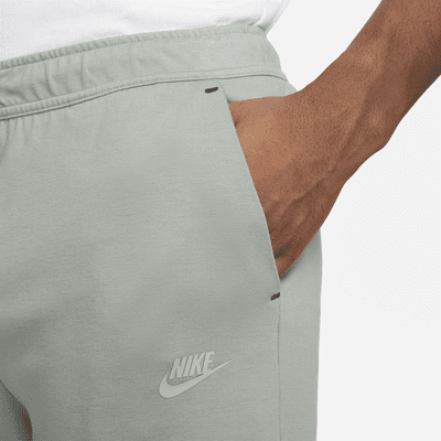 Nike Sportswear Tech Fleece Lightweight Men's Shorts. Nike RO