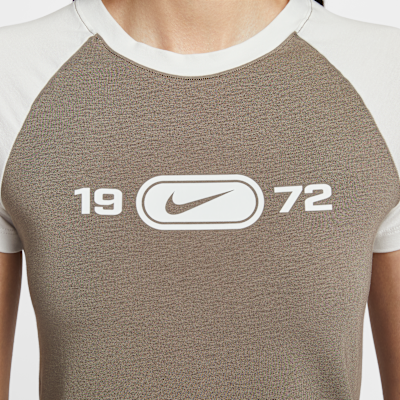 ナイキ スポーツウェア チル ニット ウィメンズ スリム グラフィック Tシャツ