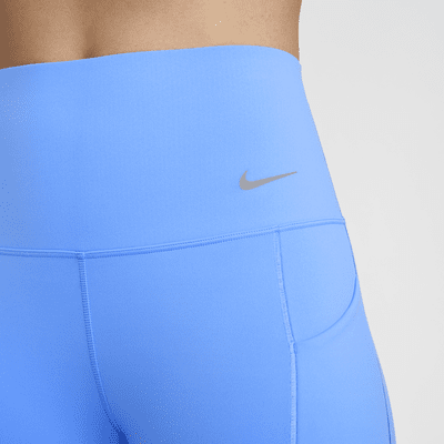 Shorts de ciclismo con bolsillos de 13 cm de tiro alto y media sujeción para mujer Nike Universa