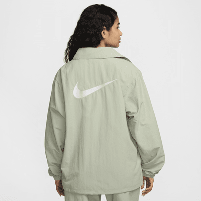 Chamarra de entrenador oversized de tejido Woven UV para mujer Nike Sportswear Essential