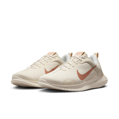Tenis de correr en carretera para mujer (extraancho) Nike Flex Experience Run 12