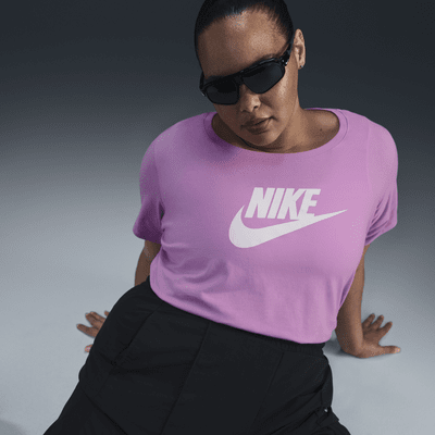 Playera con logotipo talla grande para mujer Nike Sportswear Essentials