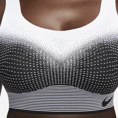 Brassière de sport non rembourrée à maintien supérieur Nike Swoosh Flyknit pour femme