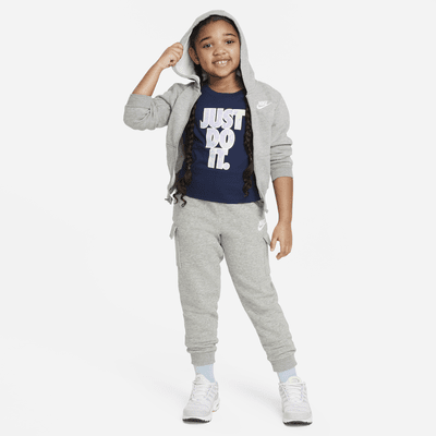 Playera con gráfico para niños talla pequeña Nike Club