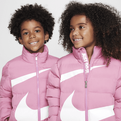 Nike Chaqueta acolchada con relieve y logotipo Swoosh envuelto - Niño/a pequeño/a