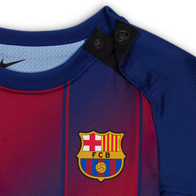 FC Barcelona 2025/26 Stadium Home dreiteiliges Nike Replika Fußballtrikot-Set (Babys und Kleinkinder)