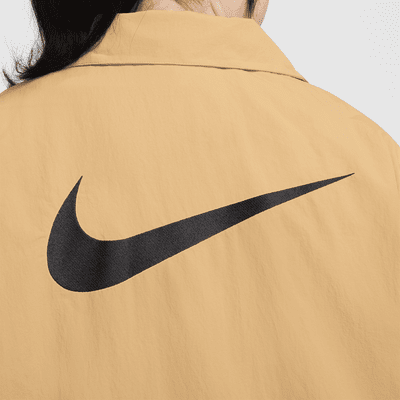 Chamarra de entrenador oversized de tejido Woven UV para mujer (talla grande) Nike Sportswear Essential