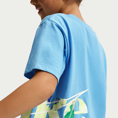 Playera de corte cuadrado para niños talla pequeña Nike Move With Nature