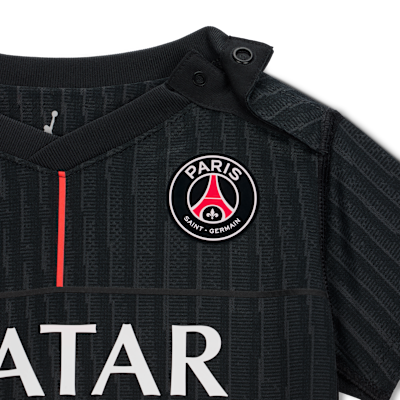 Conjunto de três peças de futebol Replica Jordan do quarto equipamento Stadium Paris Saint-Germain 2025/26 para bebé
